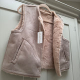 Accessories by Park Lane
Reversible faux suede and faux fur Vest Gilet with two side pockets &amp; hook-and-eye closures.
Colour - Candid Ginger / Beige&nbsp;
SC2110