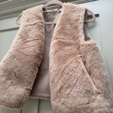 Accessories by Park Lane
Reversible faux suede and faux fur Vest Gilet with two side pockets &amp; hook-and-eye closures.
Colour - Candid Ginger / Beige&nbsp;
SC2110