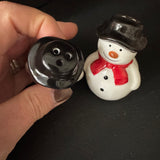 Christmas Ceramic Classic White Snowman collection
Wearing a Red scarf, black hat and smiling face body&nbsp;
Fun Salt &amp; Pepper Pots 7.5cm