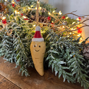 Fun Christmas ceramic Hanging Decoration
Parsnip 8.5cm wearing a santa hat with smiling face&nbsp;