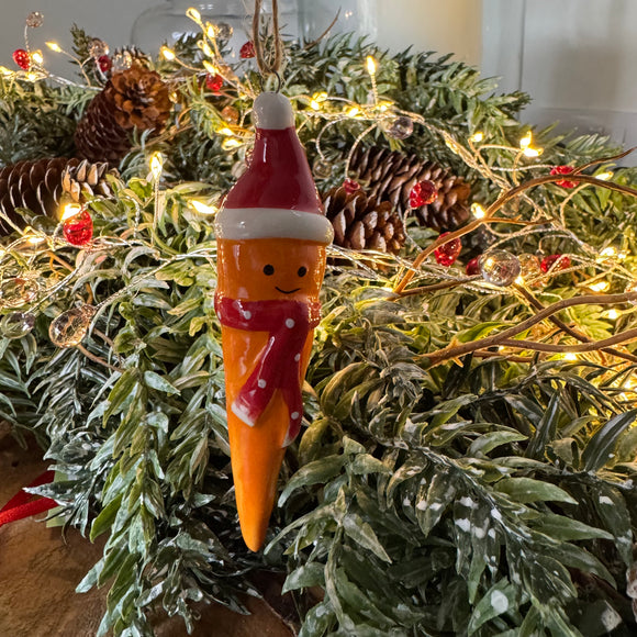 Fun Christmas Ceramic Hanging Decoration
Orange carrot with a big smile wearing a red scarf and santa hat (similar to Kevin the carrot) 10cm 