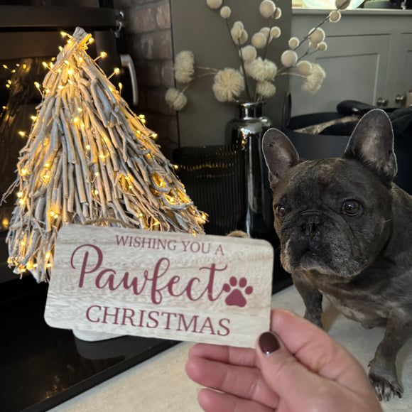 Hanging Christmas Wooden Dog Quotable sign 15x7cm
Quote - 'Wishing you a pawfect Christmas' in red text and a paw print