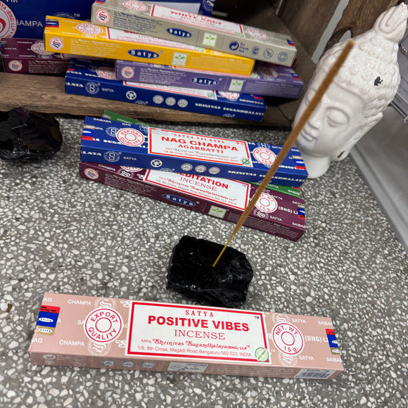 Satya most famous incense brands in the world - Hand rolled in India
15g Box of Satya of Incense Sticks
Approx 20cm in length and 10-12 sticks per box
Fragrance - Postive Vibes