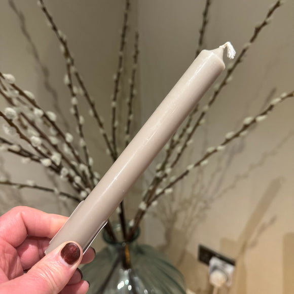 Bougie La Française Tapered Candle H20 x D2.2cm
Colour - Taupe 
Bougie La Française, Maison Bergers sister company.