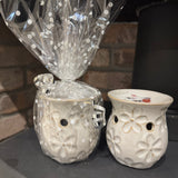 Perfect gift for £9.50;
Ceramic Wax/Oil Burner 9.5cm in distressed off white with a Flower pattern with a simple glaze rustic finish
Includes a Wax Melt from Hollie Tree and T-light candle
Gift Wrapped in celophane