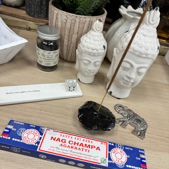 Satya most famous incense brands in the world - Hand rolled in India
15g Box of Satya of Incense Sticks
Approx 20cm in length and 10-12 sticks per box
Fragrance - Nag Champa *BEST SELLER*
