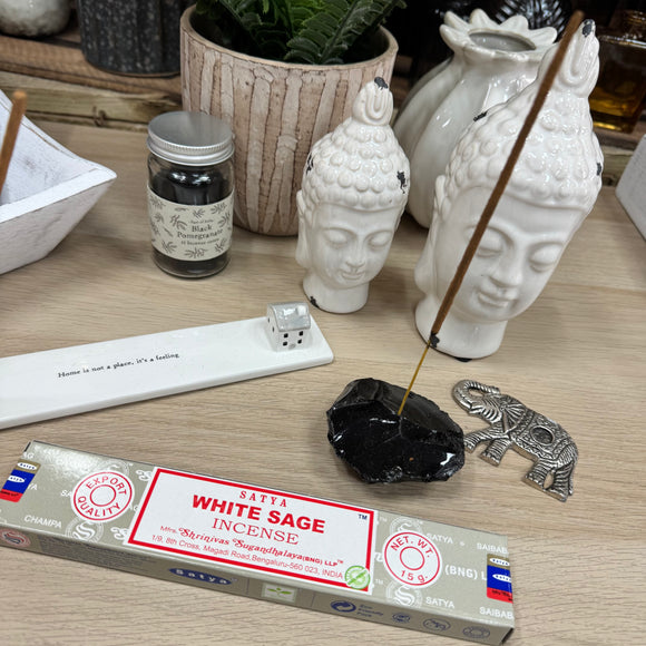 Satya most famous incense brands in the world - Hand rolled in India
15g Box of Satya of Incense Sticks
Approx 20cm in length and 10-12 sticks per box
Fragrance - White Sage