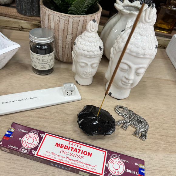 Satya most famous incense brands in the world - Hand rolled in India
15g Box of Satya of Incense Sticks
Approx 20cm in length and 10-12 sticks per box
Fragrance - Meditation