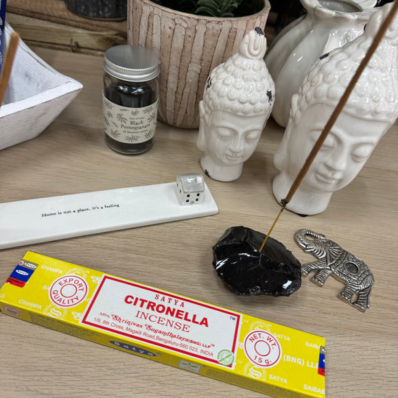 Satya most famous incense brands in the world - Hand rolled in India
15g Box of Satya of Incense Sticks
Approx 20cm in length and 10-12 sticks per box
Fragrance - Citronella