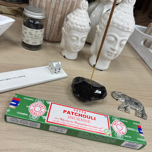 Satya most famous incense brands in the world - Hand rolled in India
15g Box of Satya of Incense Sticks
Approx 20cm in length and 10-12 sticks per box
Fragrance - Patchouli