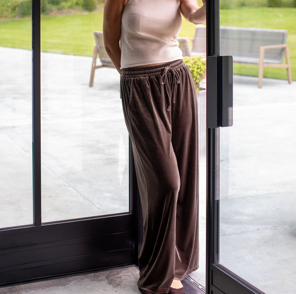 Chalk - Tabby soft velour Wide-leg Trouser 
Colour - Truffle

Designed in the UK.  Designed for Living.