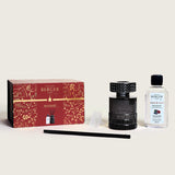 Maison Berger - Celebration&nbsp;Collection
Black Scented Bouquet Gift Pack with 200ml Hypnotic Oud Fragrance

Discover the Black Celebration scented bouquet, featuring an embossed black lacquered glass design paired with Hypnotic Oud’s deep, woody character.

New AW26