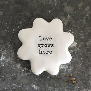 East of India Quotable pebble collection - Small gifts with a meaningful quote for someone special White Flower Pebble 'Love Grows Here'