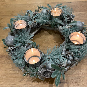 Round table decoration; 4 T-light holder D30cm decorated with greenery, pinecones &amp; silver glitter baubles&nbsp;